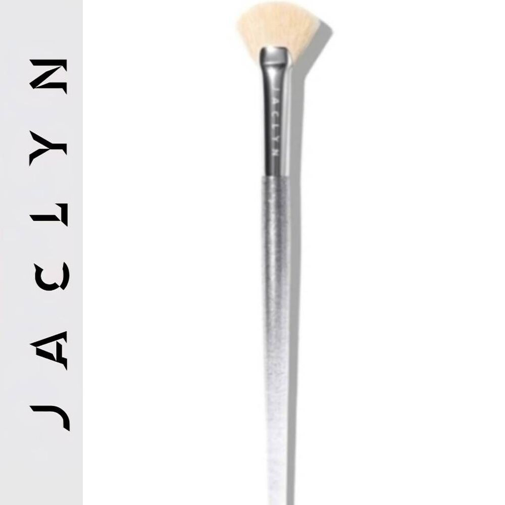 Jaclyn‎ Cosmetics Beaming Light Highlighter Brush